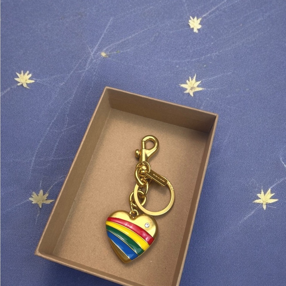 🎍Gold Heart Keychain with Rainbow Stripes - Picture 7 of 8